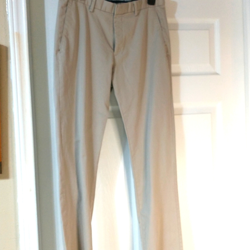 Banana Republic mens size 30x32 EUC khaki pants.
